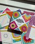 Hæklede oldemorfirkanter kortsæt - 50 designs til mix & match